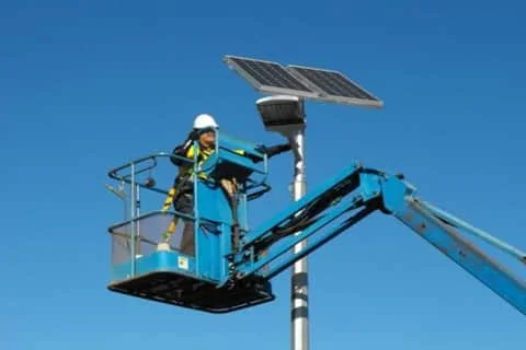 Naprawa solarnych lamp ulicznych