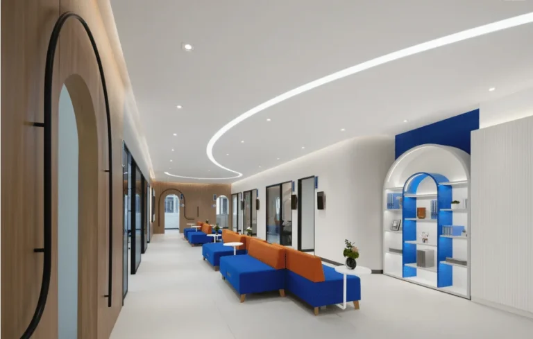 Przykład oprawy downlight w korytarzu szpitala okulistycznego