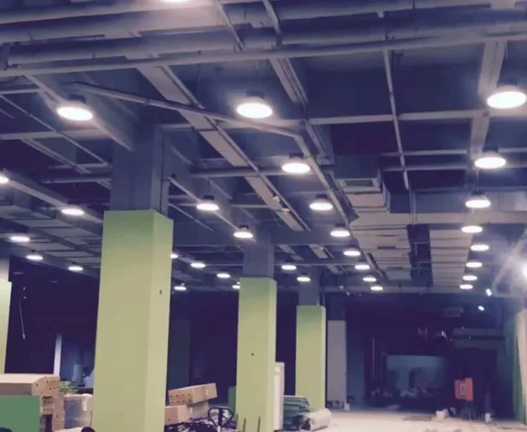 Oprawy high bay w magazynie