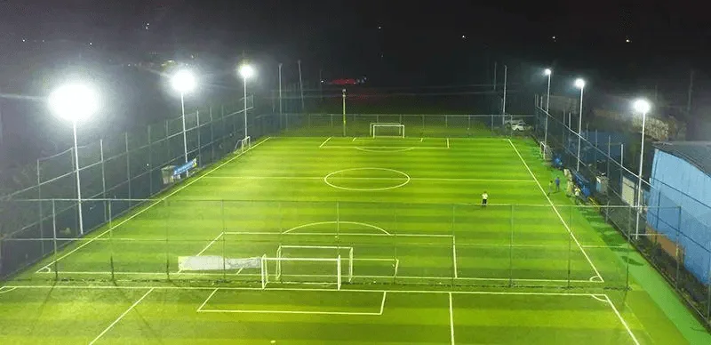 Naświetlacze LED na boisku piłkarskim
