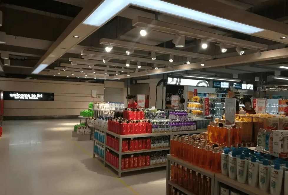Oświetlenie szynowe supermarketu